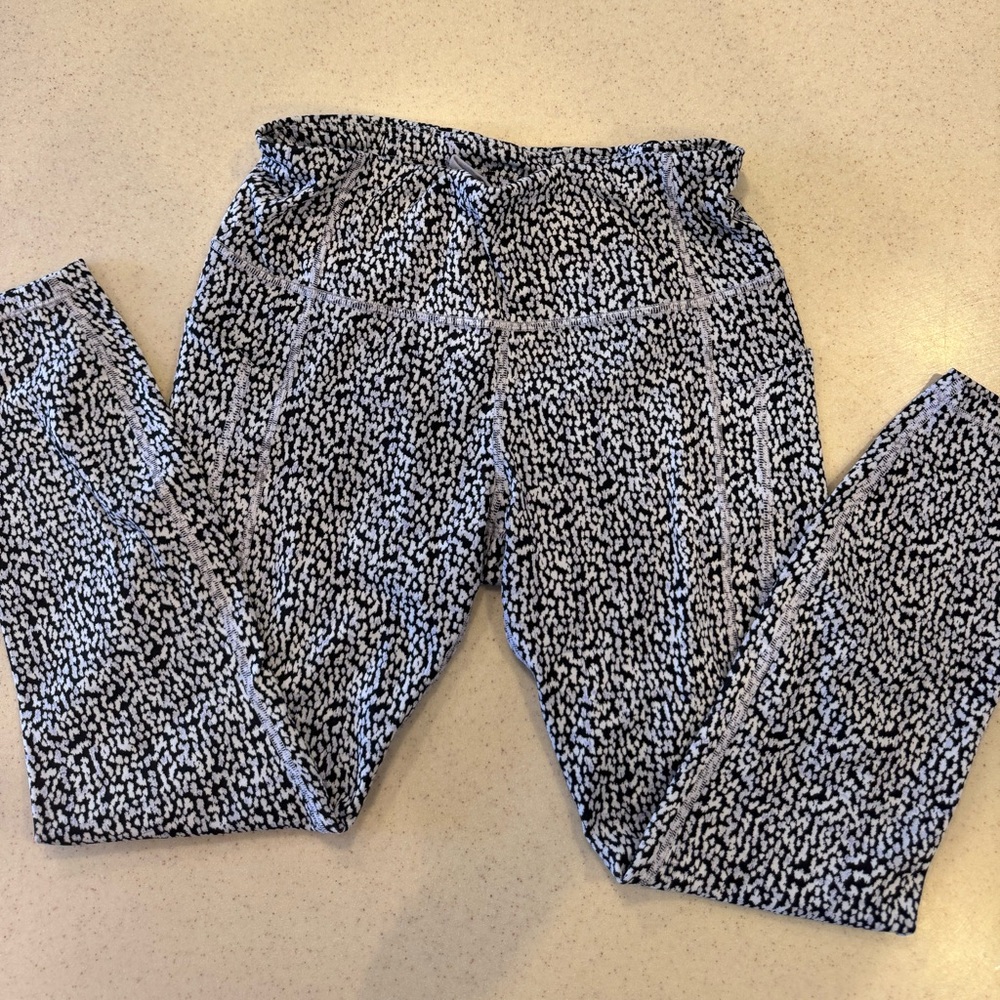 Athleta stash pocket Textured Leggings black/white/lavender